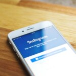 Smartphone mit geöffneter Instagram App